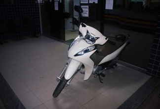A motoneta Biz, de cor branca, havia sido roubada dias anteriores - Foto: Aldenio Soares