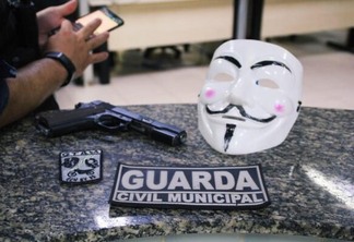 Adolescentes foram apreendidos com uma arma simulacro e uma máscara - Foto: Aldenio Soares
