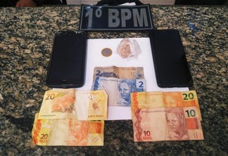 Material e dinheiro apreendidos com o suspeito foram apresentados no 5º DP - Foto: Adryan Vinicius