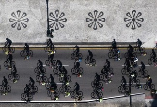 Sombras de bicicletas registradas pelo fotógrafo Daniel-Castellano