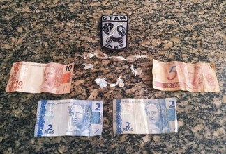 Polícia encontrou 8 trouxinhas de droga e a quantia de 19,00 reais em dinheiro trocado (Foto: Adryan Vinicius)