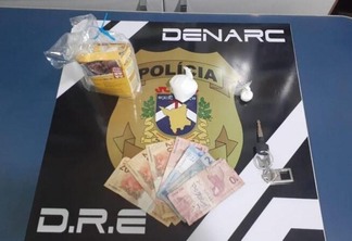 Com ele foram encontrados invólucros de substância aparentando ser cocaína e dinheiro (Foto: Ascom Polícia Civil)