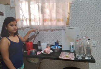 Rosilda de Amorim relata que falta água durante o dia todo dificultando a realização de atividades domésticas (Foto: Arquivo pessoal)