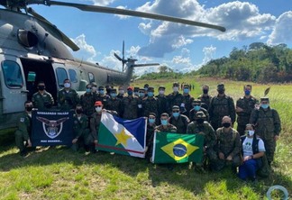 Ao lado da equipe militar, participaram também das ações enfermeiros e dentistas da SESAI (Foto: Divulgação)