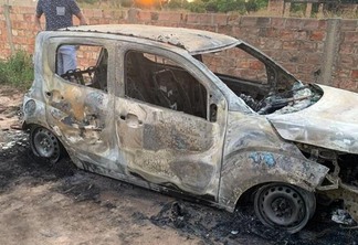 O carro foi encontrado em chamas no bairro Operário (Foto: Divulgação)