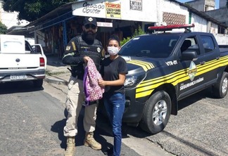 O agente entregou a mochila para a moça que estava em seu local de trabalho (Foto: Arquivo pessoal)