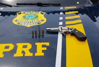 Uma Toyota/Hilux com três ocupantes foi abordada, e após buscas no veículo, os policiais encontram um revólver calibre 38, quatro munições e mais de 6 mil reais, em espécie (Foto: Ascom/PRF-RR)