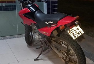 Aos policiais, ele confessou ter sido o autor do furto de uma motocicleta no Vila Jardim, e informou que a moto estaria em um terreno baldio, próximo do local da abordagem. (Foto: Divulgação)