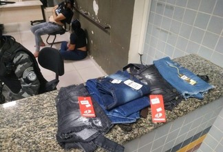 As mesmas confessaram aos policiais onde estavam as roupas de ambas as lojas e foram conduzidas ao Distrito Policial (Foto: Aldenio Soares)