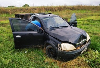 O veículo da vítima foi utilizado durante uma tentativa de homicídio (Foto: Aldênio Soares)