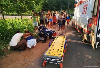 Adolescente sofreu fratura na perna em acidente envolvendo o atropelamento de um cachorro (Foto: Aldênio Soares)