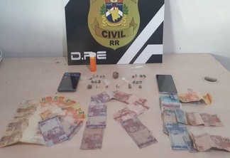 Com o jovem de 18 anos, os policiais apreenderam R$ 240,00 e com o de 26, a importância de R$ 340,00 em dinheiro trocado (Foto: Divulgação)