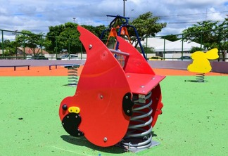 Brinquedos do Playground foram danificados (Foto: Divulgação)