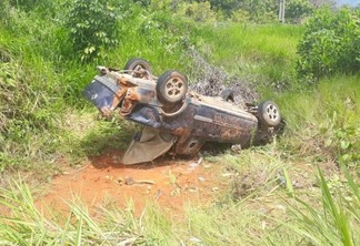 O veículo permanece no local, uma vez que, segundo o ROP, a Polícia Militar não dispunha de meios para removê-lo (Foto: Divulgação) 