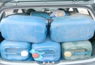 Gasolina contrabandeada da Venezuela geralmente é doada a órgãos públicos (Foto: Arquivo/Folha)