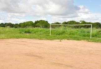 Campo de futebol fica na Avenida Carlos Pereira de Melo, no bairro União (Foto: Rodrigo Sales)