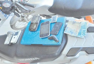 Com os suspeitos foi apreendida a quantia de R$ 583, três celulares, uma máquina fotográfica digital, um netbook e a faca utilizada no assalto (Foto: Samara Cordeiro)