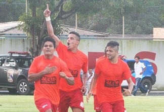 Alex (esquerda), Anderson Peixe e Luiz Felipe comemoram o gol que abriu o placar para o Náutico contra o Nacional (Foto: Lucas Luckezie)