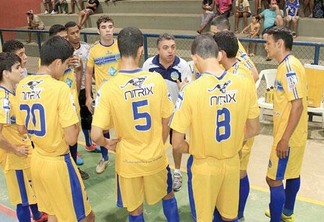 O técnico Olano Matos, em conversa com os jogadores do Constelação (Foto: Reynesson Damasceno/FRFS)
