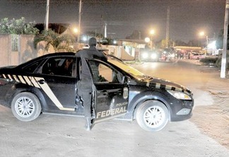 Operação da Polícia Federal foi executada na noite de quarta-feira no bairro Caimbé (Foto: Rodrigo Sales)