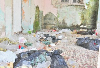 Lixo e restos de comida jogados por usuários de drogas tomam conta da entrada da Casa da Cultura (Foto: Rodrigo Sales)