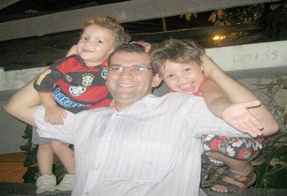 Funcionário público Josemar Sales diz que é pai e mãe de seus filhos (Foto: Arquivo pessoal)