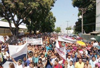 Indígenas que vieram de várias comunidades protestaram contra a falta de estrutura das unidades de ensino (Foto: Divulgação)