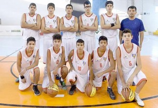A seleção roraimense de basquete masculino Sub-15 perfilada no ginásio poliesportivo das Associações Viking, no Paraná (Foto: William Lucas/Inovafoto/CBB)
