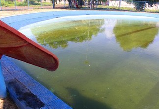 Parque Aquático do bairro Caçari está tomado pela sujeira e servindo de criadouro de mosquitos (Foto: Diane Sampaio)