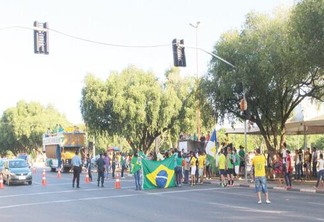 As poucas pessoas que compareceram à manifestação vestiam camisas verde e amarela (Foto: Samara Cordeiro)