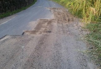 Em vez de utilizar asfalto para tapar os buracos, a prefeitura usou areia (Foto: Divulgação)