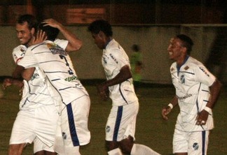 Jogadores do São Raimundo comemoram após o time abrir o placar no estádio Ribeirão (Foto: Lucas Luckezie)