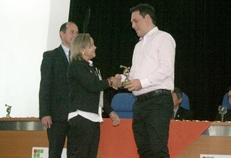 O gerente comercial da Folha, Marcelo Palhares Araújo, recebe a estatueta Discóbolo de Mirón, símbolo da Educação Física (Foto: Lucas Luckezie)