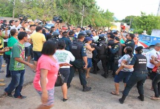 Polícia Militar foi chamada para conter os ânimos durante manifestação de alunos (Foto: Diane Sampaio)