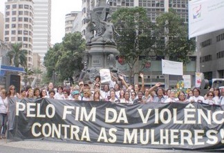 Passeata pede o fim da violência contra a mulher (Fotos: Internet)