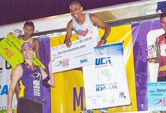 O atleta Juarez Rosa Silva sobe no lugar mais alto do pódio da categoria de atletas de outros Estados (Foto: Nayra Joanina/Sesc-RR)