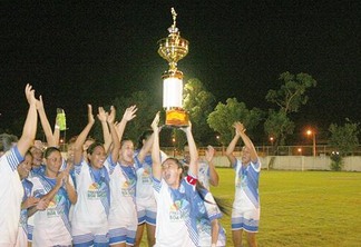 Jogadoras do São Raimundo erguem o troféu de campeão roraimense de futebol feminino, neste domingo, no estádio Ribeirão (Foto: Lucas Luckezie)