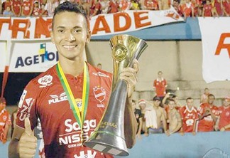 O atacante Vanilson exibe o troféu do título da Série C do Campeonato Brasileiro de 2015 (Foto: Divulgação)