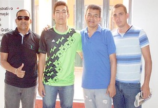 Peteleco, Samuel Cáceres, Pedro Pablo Cáceres e o amigo do jogador (Foto:Lucas Luckezie)
