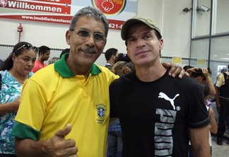 Túlio Maravilha posa para foto com o técnico da seleção brasileira de masters, Antonio Lucas (Foto: Lucas Luckezie)