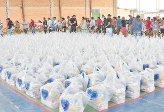 Entrega das cestas básicas às famílias foi feita no Campus Paricarana, na UFRR (Foto: Rodrigo Sales)