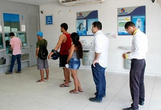 Muitos vão pagar contas nas casas lotéricas e acabam fazendo uma aposta na Mega Sena (Foto: Wenderson de Jesus)