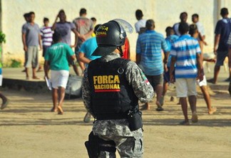 Agentes da Força Nacional vão realizar policiamento, dar apoio nos bloqueios no perímetro das penitenciárias (Foto: Arquivo/Folha)