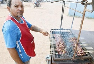 Wikson da Costa vende espetinho há 17 anos na Av. das Guianas, no bairro São Vicente (Foto: Rodrigo Sales)