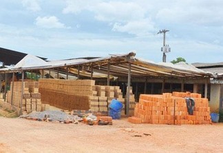 A produção de tijolo artesanal no Distrito Industrial, zona Sul, vem crescendo desde o começo deste ano (Foto: Diane Sampaio)