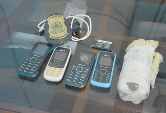 Quatro celulares estavam dentro de uma garrafa pet (Foto: Rodrigo Otávio)