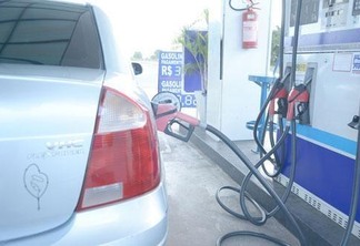Na bomba, preço da gasolina poderá aumentar quatro centavos (Foto: Rodrigo Otávio)