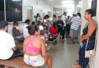 Triagem de pacientes está sendo feita no corredor da Unidade de Saúde (Foto: Wenderson de Jesus)