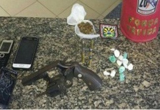 A polícia encontrou um revólver calibre 38 e drogas com os dois suspeitos (Foto: Divulgação/Polícia Militar)