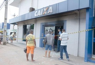 Clientes foram direcionados a outras agências da Caixa Econômica (Foto: Rodrigo Otávio)